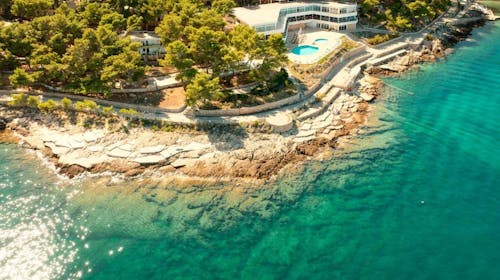 Fontana Resort - Savršen ljetni odmor na Hvaru, Jelsa, Hrvatska - 750 EUR - 5x noćenje u Maestral dvokrevetnoj Classic sobi s klimom, balkonom ili terasom (okrenute prema moru) za 2 osobe, Polupansion