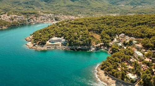 Fontana Resort - Savršen ljetni odmor na Hvaru, Jelsa, Hrvatska - 1.050 EUR - 7x noćenje u Maestral dvokrevetnoj Classic sobi s klimom, balkonom ili terasom (okrenute prema moru) za 2 osobe, Polupansion