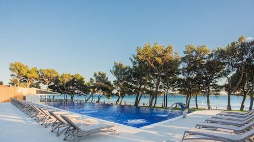 Hotel Punta Vodice - Obiteljsko all inclusive light ljeto s daškom wellnessa, Vodice, Hrvatska - 292 EUR - 2x noćenje u dvokrevetnoj Standard sobi s balkonom morska strana za 2 osobe (1 dijete do 11,99 godina i 2. dijete do 2,99 godina besplatno), All inclusive light