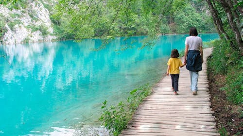 Hotel Jezero - Ljetni odmor na Plitvičkim jezerima s ulaznicama, Plitvička jezera, Hrvatska - 475 EUR - 2x noćenje u dvokrevetnoj Standard sobi za 2 osobe (1 dijete do 4,99 godina besplatno), Polupansion