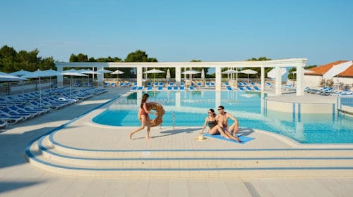 Bluesun Hotel Alga - Ultra last minute obiteljsko ljeto s punim pansionom, Tučepi, Hrvatska - 1.725 EUR - 5x noćenje u dvokrevetnoj Standard sobi plus s balkonom za 2 osobe (1 dijete do 9,99 godina i 1 dijete do 2,99 godina besplatno), Puni pansion