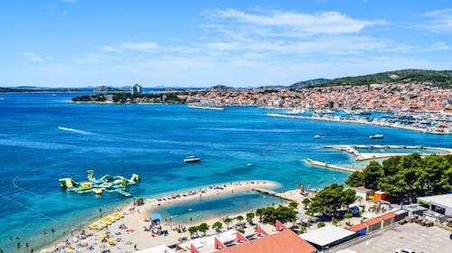 Villa Arausa - Obiteljsko all inclusive light ljeto - Posebna akcija, Vodice, Hrvatska - 824 EUR - 5x noćenje u dvokrevetnoj Standard sobi s balkonom morska strana za 2 osobe (1 dijete do 11,99 godina i 2. dijete do 2,99 godina besplatno), All inclusive light