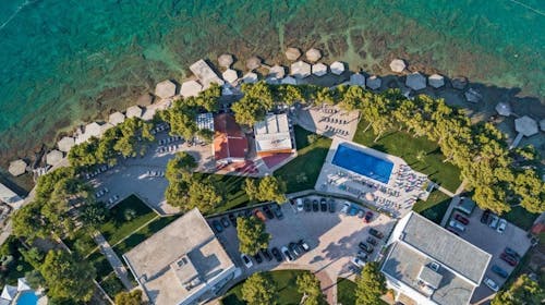 Villas Arausana & Antonina - Odmor u Vodicama uz more - Posebna akcija, Vodice, Hrvatska - 176 EUR - 2x noćenje u dvokrevetnoj sobi s balkonom (morska strana) za 2 osobe (1 dijete do 11,99 godina i 2. dijete do 2,99 godina besplatno), Polupansion
