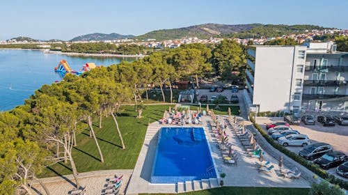 Villas Arausana & Antonina - Odmor u Vodicama uz more - Posebna akcija, Vodice, Hrvatska - 208 EUR - 2x noćenje u dvokrevetnoj sobi s balkonom (morska strana) za 2 osobe (1 dijete do 11,99 godina i 2. dijete do 2,99 godina besplatno), Polupansion
