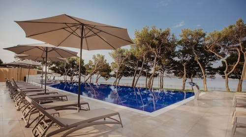 Villa Arausa - Obiteljsko all inclusive light ljeto, Vodice, Hrvatska - 2.059 EUR - 7x noćenje u dvokrevetnoj Standard sobi s balkonom pogled more za 2 osobe (1 dijete do 11,99 godina i 2. dijete do 2,99 godina besplatno), All inclusive light