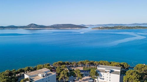Villas Arausana & Antonina - Last minute ljeto uz more, Vodice, Hrvatska - 803 EUR - 7x noćenje u dvokrevetnoj sobi s balkonom (morska strana) za 2 osobe (1 dijete do 11,99 godina i 2. dijete do 2,99 godina besplatno), Polupansion