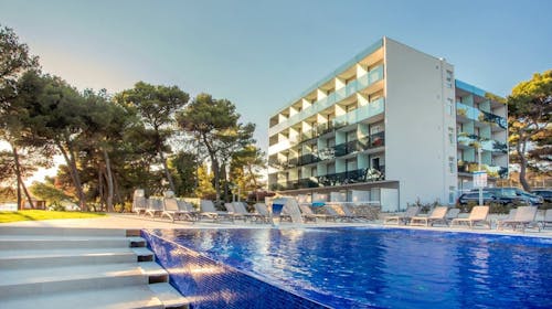 Villas Arausana & Antonina - Ljeto uz more - Posebna akcija, Vodice, Hrvatska - 604 EUR - 3x noćenje u dvokrevetnoj sobi s balkonom (morska strana) za 2 osobe (1 dijete do 11,99 godina i 2. dijete do 2,99 godina besplatno), Polupansion