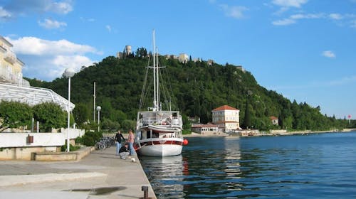 Hoteli Omišalj - Hotel Adriatic - Rujan na Krku, Omišalj, Hrvatska - 269 EUR - 3x noćenje u dvokrevetnoj sobi za 2 osobe (1. dijete do 7,99 godina besplatno), Polupansion (buffet doručak i buffet večera s uključenim bezalkoholnim pićem)