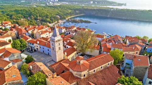 Hoteli Omišalj - Hotel Adriatic - Rujan na Krku, Omišalj, Hrvatska - 627 EUR - 7x noćenje u dvokrevetnoj sobi za 2 osobe (1. dijete do 7,99 godina besplatno), Polupansion (buffet doručak i buffet večera s uključenim bezalkoholnim pićem)