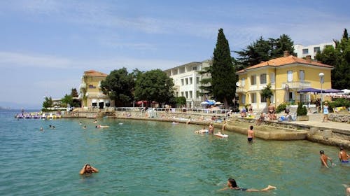 Hoteli Omišalj - Depandansa Marina - Ljeto na Krku, Omišalj, Hrvatska - 574 EUR - 7x noćenje u dvokrevetnoj sobi za 2 osobe (1. dijete do 7,99 godina besplatno), Polupansion (buffet doručak i buffet večera s uključenim bezalkoholnim pićem)