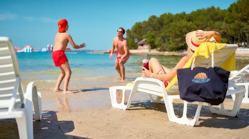 Pine Beach Pakoštane - All inclusive light odmor uz sport i prirodu - Posebna ponuda za obitelji, Pakoštane, Hrvatska - 582 EUR - 3x noćenje u Comfort bungalovu (bez struje) za 3 osobe (2 djece do 3,99 godina besplatno), All inclusive light