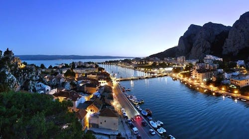 Kamp Almissa - Odmor u Dalmaciji - Mobilna kućica Adria Superior, Omiš, Hrvatska - 162 EUR - 2x noćenje u mobilnoj kućici Adria Superior 4+1 (C2 zona, zadnji red) za do 5 osoba (4 odrasle osobe i 1 dijete do 11,99 godina), Korištenje posteljine i ručnika