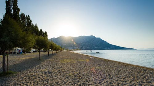 Kamp Almissa - Odmor u Dalmaciji - Mobilna kućica Adria Superior - Posebna akcija, Omiš, Hrvatska - 363 EUR - 3x noćenje u mobilnoj kućici Adria Superior 4+1 (C2 zona, zadnji red) za do 5 osoba (4 odrasle osobe i 1 dijete do 11,99 godina), Korištenje posteljine i ručnika