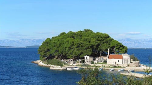 Hotel Luka - Last minute ljetni odmor kao nekada u srcu slikovite Dalmacije, Luka, Hrvatska - 270 EUR - 3x noćenje u dvokrevetnoj sobi za 2 osobe (1 dijete do 11,99 godina besplatno), Polupansion
