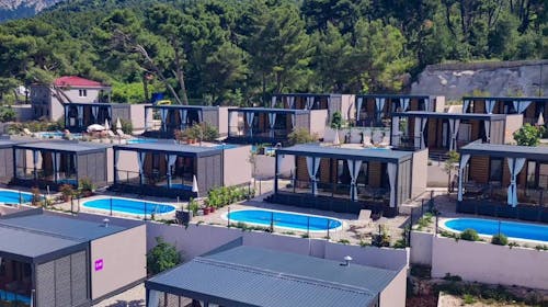 Park Villas by Morenia - All inclusive odmor u Deluxe kamping vili s privatnim bazenom, Podaca, Hrvatska - 1.124 EUR - 2x noćenje u kamping vili s privatnim grijanim bazenom za do 6 osoba (max. 4 odrasle osobe i 2 djece do 11,99 godina), All inclusive