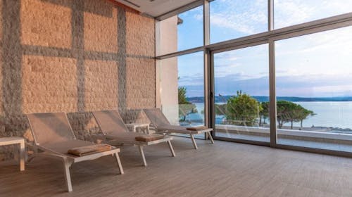 Hotel Miramare - Luksuzno obiteljsko ljeto - Posebna akcija, Crikvenica, Hrvatska - 1.990 EUR - 7x noćenje u dvokrevetnoj Superior sobi za 2 osobe (1 dijete do 11,99 godina i 1 dijete do 3,99 godina besplatno), Polupansion