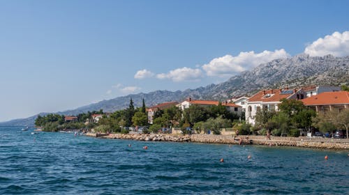 Hotel Riviera - Rujanski odmor na jadranskoj obali, Starigrad, Hrvatska - 300 EUR - 3x noćenje u trokrevetnoj sobi za do 3 osobe (3 odrasle osobe ili 2 odrasle i 1 dijete besplatno), Doručak