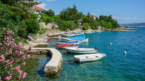 Hotel Riviera - Rujanski odmor na jadranskoj obali, Starigrad, Hrvatska - 500 EUR - 5x noćenje u trokrevetnoj sobi za do 3 osobe (3 odrasle osobe ili 2 odrasle i 1 dijete besplatno), Doručak