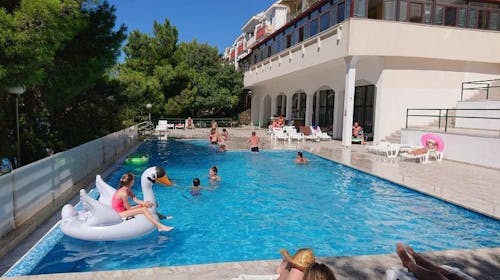 Hotel Zagreb Karlobag - Last minute ljeto s polupansionom, Karlobag, Hrvatska - 525 EUR - 4x noćenje u dvokrevetnoj sobi s balkonom za 2 osobe (1. dijete do 11,99 godina besplatno i 2. dijete do 0,99 godina besplatno), Polupansion