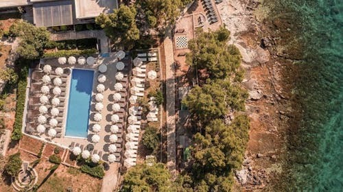 Aminess Senses Hvar Resort - Last minute obiteljski ljetni all inclusive light na Hvaru - Posebna akcija, Vrboska, Hrvatska - 1.099 EUR - 5x noćenje u dvokrevetnoj Superior sobi s balkonom za 2 osobe (1 dijete do 9,99 godina besplatno), All inclusive light