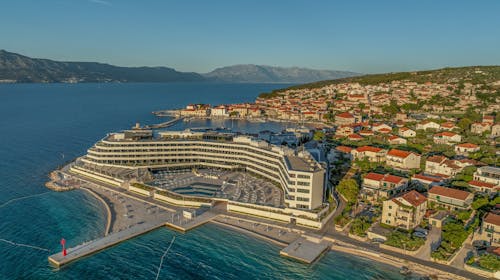 Grand Hotel View - Romantični kraj ljeta na Braču - Posebna akcijska cijena, Postira, Hrvatska - 358 EUR - 2x noćenje u dvokrevetnoj Superior sobi s balkonom (bočni pogled na more) za 2 osobe, Polupansion