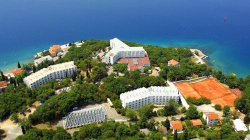Hoteli Omišalj - Depandansa Primorka - Last minute ljeto na Krku, Omišalj, Hrvatska - 295 EUR - 3x noćenje u dvokrevetnoj sobi za 2 osobe (1. dijete do 7,99 godina besplatno), Polupansion (buffet doručak i buffet večera s uključenim bezalkoholnim pićem)