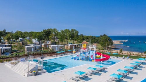 Camping Park Umag - Kraj ljeta u mobilnim kućicama s bazenom, Umag, Hrvatska - 294 EUR - 3x noćenje u Premium plus mobilnoj kućici za do 6 osoba (4 odrasle osobe i 2 djece do 11 godina), Korištenje bazena Central Area s gusarskim brodom i novog Canova pool