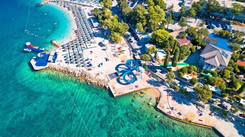 Hotel Slaven Annex - Ljeto na rajskoj plaži - Posebna akcijska cijena, Selce, Hrvatska - 305 EUR - 2x noćenje u dvokrevetnoj Standard sobi s balkonom morska strana za 2 osobe (1 dijete do 11,99 godina besplatno), Polupansion