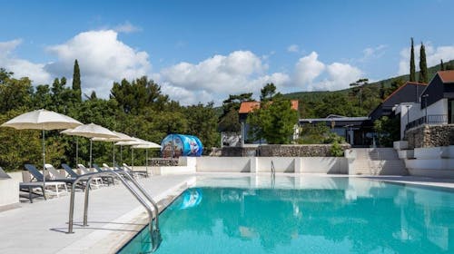 Holiday Resort Ad Turres - Ljeto u Crikvenici - Posebna akcijska cijena, Crikvenica, Hrvatska - 479 EUR - 3x noćenje u Standard dvokrevetnoj sobi s balkonom (morska strana) za 2 osobe (2 djece do 11,99 godina besplatno), Polupansion