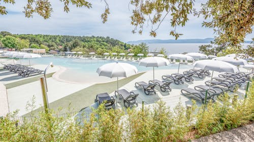 Elements Camping Selce - Ljeto u Premium mobilnoj kućici, Selce, Hrvatska - 489 EUR - 2x noćenje u Premium mobilnoj kućici za 5 osoba, Korištenje vanjskog bazena sa sunčalištem (ovisno o vremenskim uvjetima)