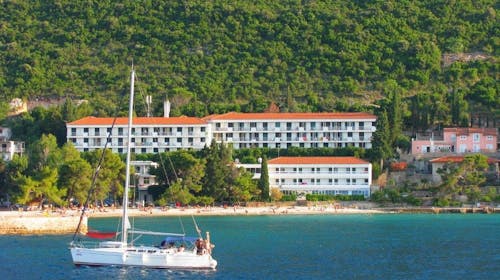 Hotel Faraon - All inclusive čarobna jesen u Dalmaciji, Trpanj, Hrvatska - 425 EUR - 5x noćenje u dvokrevetnoj Comfort sobi s balkonom (pogled more) za 2 osobe (1 dijete do 11,99 godina besplatno), All inclusive s uključenim pićem uz obroke
