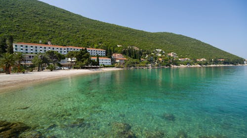 Hotel Faraon - All inclusive obiteljska čarobna jesen u Dalmaciji, Trpanj, Hrvatska - 285 EUR - 3x noćenje u obiteljskoj Comfort sobi bez balkona (pogled park) za 2 osobe (2 djece do 11,99 godina besplatno), All inclusive s uključenim pićem uz obroke