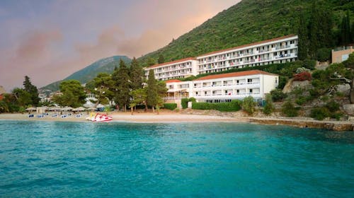 Hotel Faraon - All inclusive obiteljska čarobna jesen u Dalmaciji, Trpanj, Hrvatska - 475 EUR - 5x noćenje u obiteljskoj Comfort sobi bez balkona (pogled park) za 2 osobe (2 djece do 11,99 godina besplatno), All inclusive s uključenim pićem uz obroke