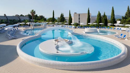 Bluesun Holiday Village Bonaca - Last minute ljeto s punim pansionom na Braču, Bolč, Hrvatska - 780 EUR - 3x noćenje u Standard dvokrevetnoj sobi plus s balkonom (morska strana) za 2 osobe (1 dijete do 9,99 godina besplatno), Puni pansion