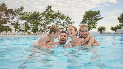 Bluesun hotel Neptun - Last minute all inclusive ljeto za velike obitelji, Tučepi, Hrvatska - 1.125 EUR - 3x noćenje u obiteljskoj sobi s balkonom (depandansa) za 2 osobe (3 djece do 13,99 godina besplatno), All inclusive i piće uz obroke