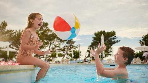 Bluesun hotel Neptun - Last minute all inclusive ljeto za velike obitelji, Tučepi, Hrvatska - 1.875 EUR - 5x noćenje u obiteljskoj sobi s balkonom (depandansa) za 2 osobe (3 djece do 13,99 godina besplatno), All inclusive i piće uz obroke