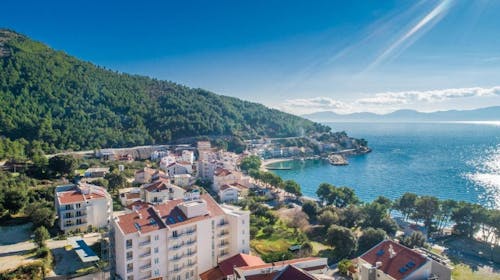 Hotel Bella Vista - Ljeto u rujnu u Drveniku, Drvenik, Hrvatska - 945 EUR - 7x noćenje u dvokrevetnoj sobi pogled park za 2 osobe (1. dijete do 11,99 godina i 2. dijete do 2,99 godina besplatno), Polupansion (buffet doručak i večera)