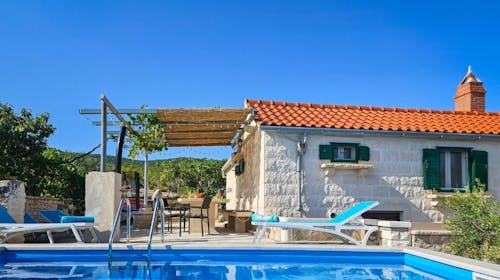Holiday Home Dubrova - Last minute bijeg na Braču s okusima Dalmacije, Pražnice, Hrvatska - 595 EUR - 5x noćenje u tradicionalnoj kamenoj kući Holiday Home Dubrova za do 5 osoba, Ekskluzivan poklon paket domaćih proizvoda (ekstra djevičansko maslinovo ulje iz vlastitog maslinika, svježe ubrano sezonsko povrće iz vrta)