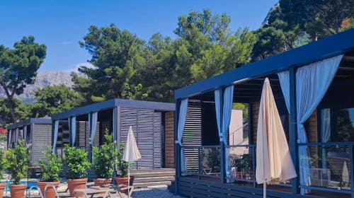 Park Villas by Morenia - Last minute najam Deluxe kamping vile s privatnim bazenom, Podaca, Hrvatska - 738 EUR - 2x noćenje u kamping vili s privatnim grijanim bazenom za do 6 osoba (max. 4 odrasle osobe i 2 djece do 11,99 godina), Korištenje hotelskih grijanih vanjskih bazena