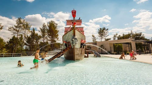 Santa Marina Boutique Camping - MH Roulette - Last minute obiteljski odmor u Poreču, Poreč, Hrvatska - 299 EUR - 2x noćenje u Secret Home Roulette (Premium Comfort, Family Prestige ili Premium Relax mobilna kućica; na prethodni upiti i raspoloživost) za 4 osobe, Posteljina i ručnici
