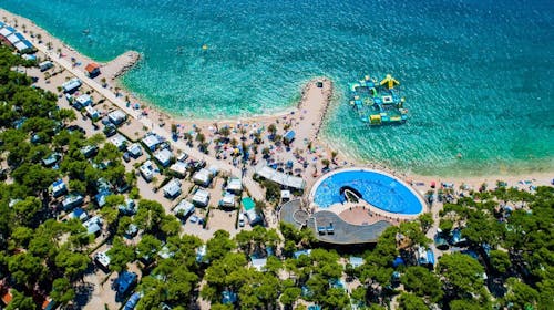 Amadria Park Camping Šibenik - Ljeto u rujnu u Solarisu - Standard mobilna kućica, Šibenik, Hrvatska - 350 EUR - 2x noćenje u Standard mobilnoj kućici za do 6 osoba (4 odrasle osobe i 2 djece do 11,99 godina besplatno), Piće dobrodošlice prilikom prijave