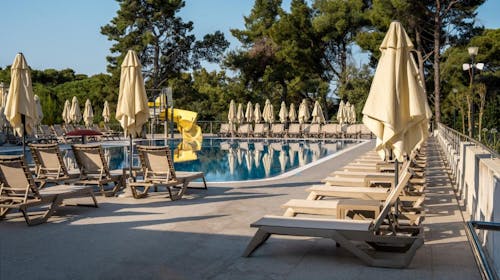Family Hotel Adria - Obiteljski all inclusive odmor u Dalmaciji - Posebna akcijska cijena, Biograd na Moru, Hrvatska - 446 EUR - 3x noćenje u dvokrevetnoj Comfort sobi s balkonom i pomoćnim ležajem za 2 osobe (1 dijete do 11,99 godina i dijete do 2,99 godina besplatno), All inclusive