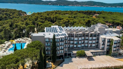 Family Hotel Adria - Obiteljski all inclusive odmor u Dalmaciji - Posebna akcijska cijena, Biograd na Moru, Hrvatska - 232 EUR - 2x noćenje u dvokrevetnoj Comfort sobi s balkonom i pomoćnim ležajem za 2 osobe (1 dijete do 11,99 godina i dijete do 2,99 godina besplatno), All inclusive