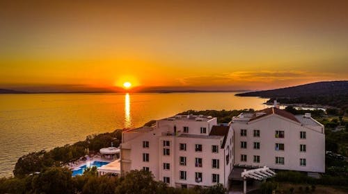 La Luna Island Hotel - Obiteljska all inclusive jesen na Pagu, Lun, Hrvatska - 192 EUR - 2x noćenje u dvokrevetnoj Standard sobi s pomoćnim ležajem za 2 osobe (1 dijete do 11,99 godina i 2. dijete do 2,99 godina besplatno), All inclusive