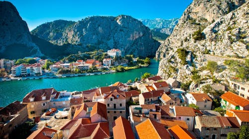 Kamp Almissa - Odmor u Dalmaciji - Mobilna kućica Adria Superior - Posebna akcija, Omiš, Hrvatska - 277 EUR - 3x noćenje u mobilnoj kućici Adria Superior 4+1 (C2 zona, zadnji red) za do 5 osoba (4 odrasle osobe i 1 dijete do 11,99 godina), Korištenje posteljine i ručnika