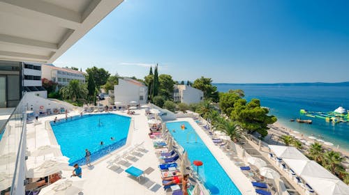 Medora Auri Family Beach Resort - Obiteljski odmor s grijanim vanjskim bazenom - Superior obiteljska soba hotelske rezidencije, Podgora, Hrvatska - 871 EUR - 2x noćenje u obiteljskoj sobi hotelske rezidencije (djelomičan pogled more) za 2 osobe (2 djece do 17,99 godina besplatno), Polupansion
