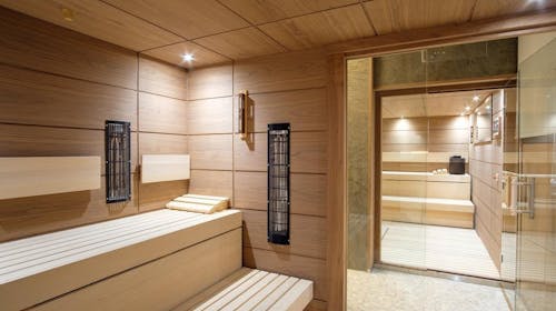 Hotel Hills Spa & Thermal Resort - Jesenski paket wellnessa i zabave u Sarajevu, Sarajevo, Bosna i Hercegovina - 216 EUR - 2x noćenje u dvokrevetnoj Deluxe sobi za 2 osobe (1 dijete do 6 godina besplatno), Doručak