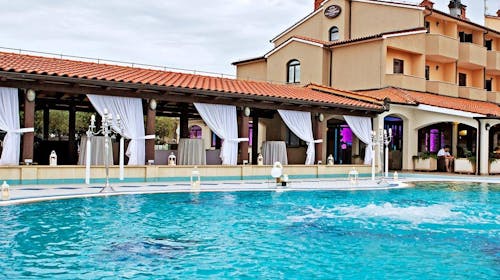 Hotel Villa Letan - Last minute romantično ili obiteljsko ljeto, Peroj, Hrvatska - 311 EUR - 2x noćenje u dvokrevetnoj sobi s balkonom za 2 osobe (1 dijete do 2,99 godina i 1 dijete do 11,99 godina besplatno), Polupansion