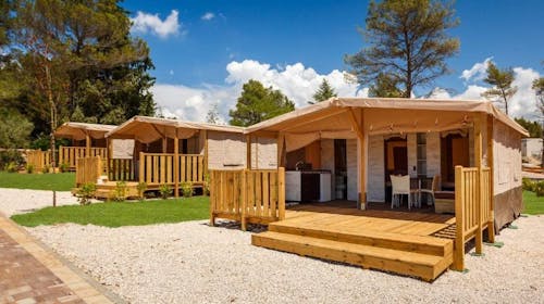 Santa Marina Boutique Camping - Premium glamping, Poreč, Hrvatska - 99 EUR - 2x noćenje u premium glamping šatoru s 2 spavaće sobe za do 5 osoba (4 odrasle osobe i 1 dijete do 11,99 godina), Posteljina i ručnici