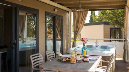Santa Marina Boutique Camping - Obiteljski ljetni odmor u Poreču, Poreč, Hrvatska - 225 EUR - 3x noćenje u Premium Relax mobilnoj kućici za 4 osobe (2 djece do 11,99 godina besplatno), Posteljina i ručnici